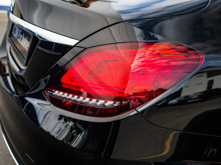 Chênh 170 triệu đồng, chọn BMW 320i Sport Line hay Mercedes C200 Exclusive? Chênh 170 triệu đồng, chọn BMW 320i Sport Line hay Mercedes C200 Exclusive?