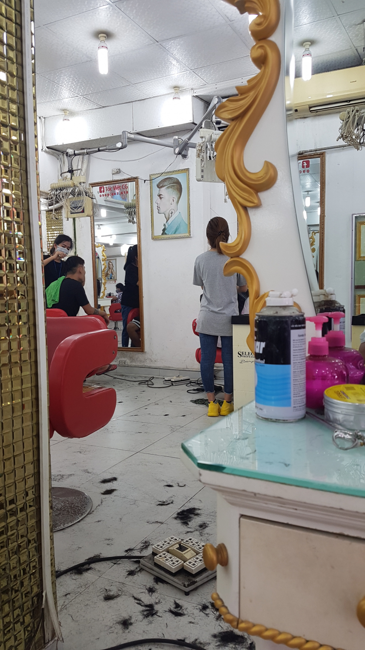 Tiệm cắt tóc đã mở cửa chưa?