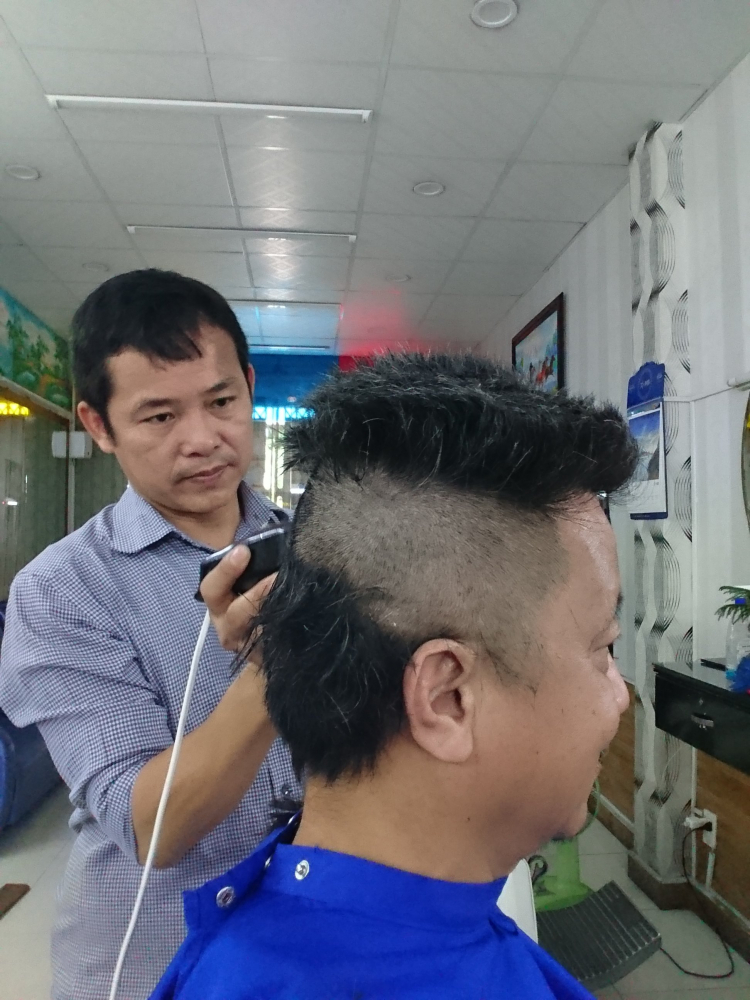 Tiệm cắt tóc đã mở cửa chưa? Tiệm cắt tóc đã mở cửa chưa?