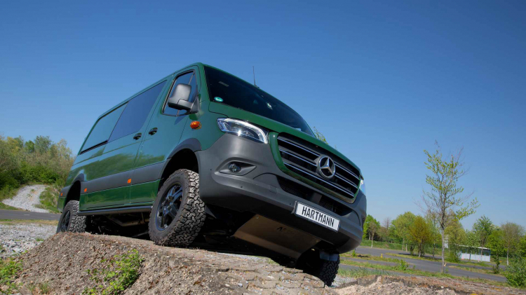 Mercedes Sprinter trở thành xe offroad qua bàn tay của hãng độ Đức