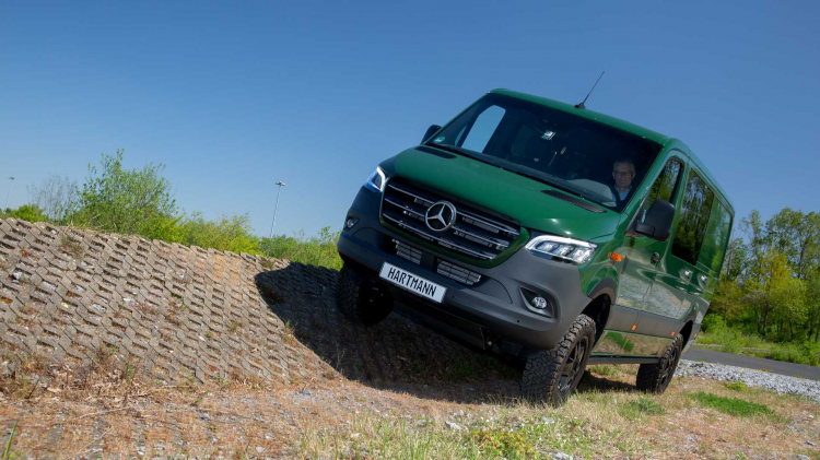 Mercedes Sprinter trở thành xe offroad qua bàn tay của hãng độ Đức