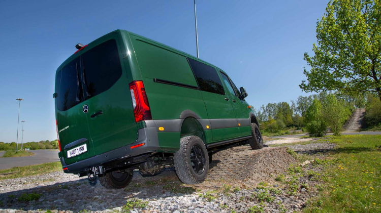 Mercedes Sprinter trở thành xe offroad qua bàn tay của hãng độ Đức