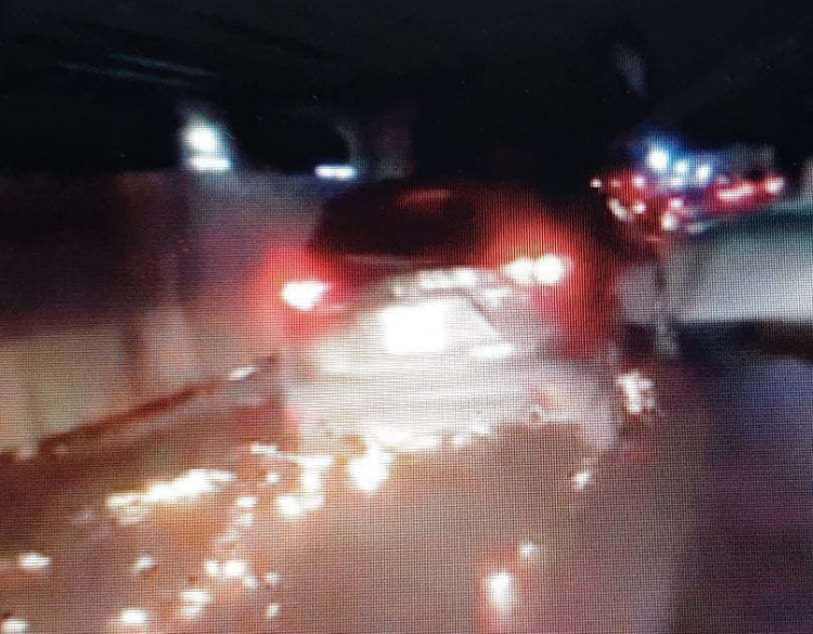Clip: Xe Mazda CX5 gây tai nạn rồi bỏ chạy, cuốn xe đạp điện vào gầm toé lửa