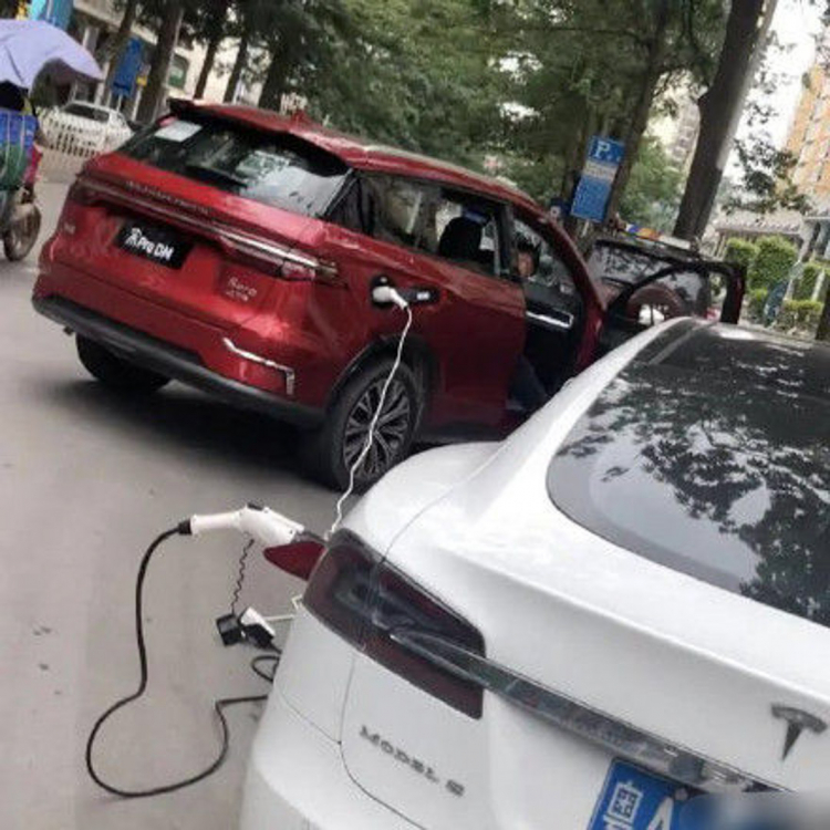 Xe điện Trung Quốc giải cứu Tesla Model S giữa đường phố Trung Quốc