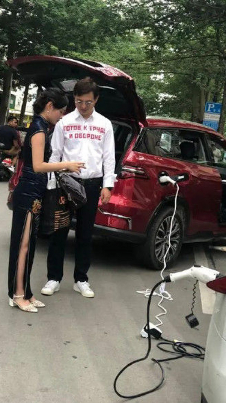 Xe điện Trung Quốc giải cứu Tesla Model S giữa đường phố Trung Quốc
