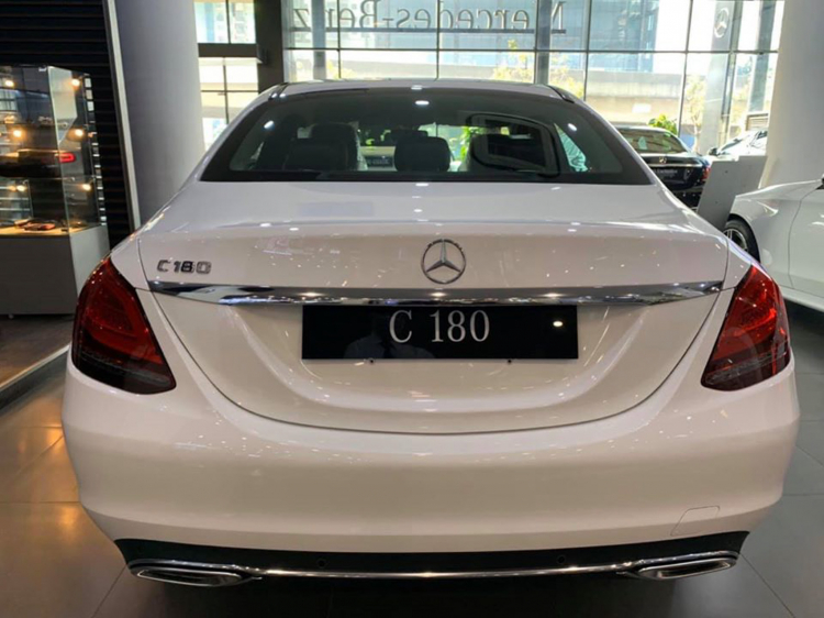 Mercedes-Benz C180 đầu tiên lên sàn xe cũ tại Việt Nam, rẻ hơn 200 triệu so với xe mới