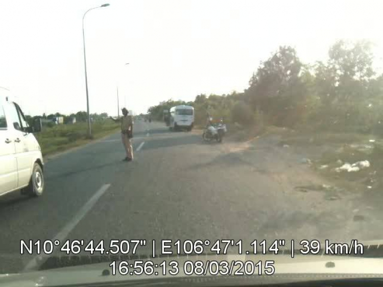 Đường Vành Đai 2 cho phép xe ô tô đi 2 làn với biển báo 412 vừa được cắm Đường Vành Đai 2 cho phép xe ô tô đi 2 làn với biển báo 412 vừa được cắm