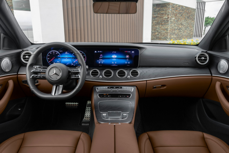 Mercedes E-Class 2021 có thêm tùy chọn vô lăng cảm ứng mới lạ
