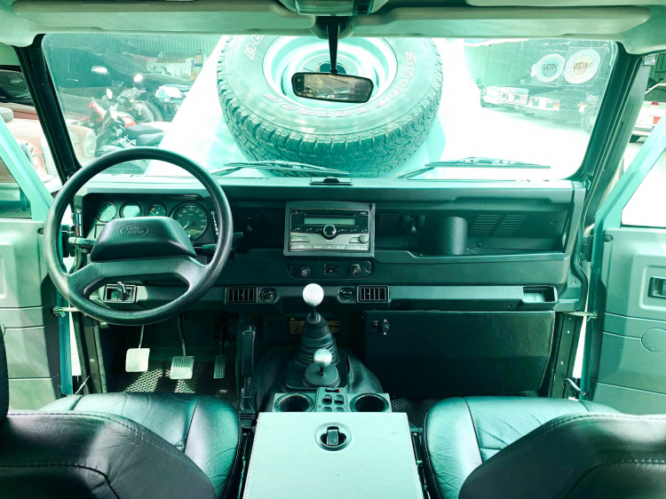 Land Rover Defender TD5 rao bán với giá hơn 2 tỷ đồng: SUV hàng độc cho người thích sưu tầm