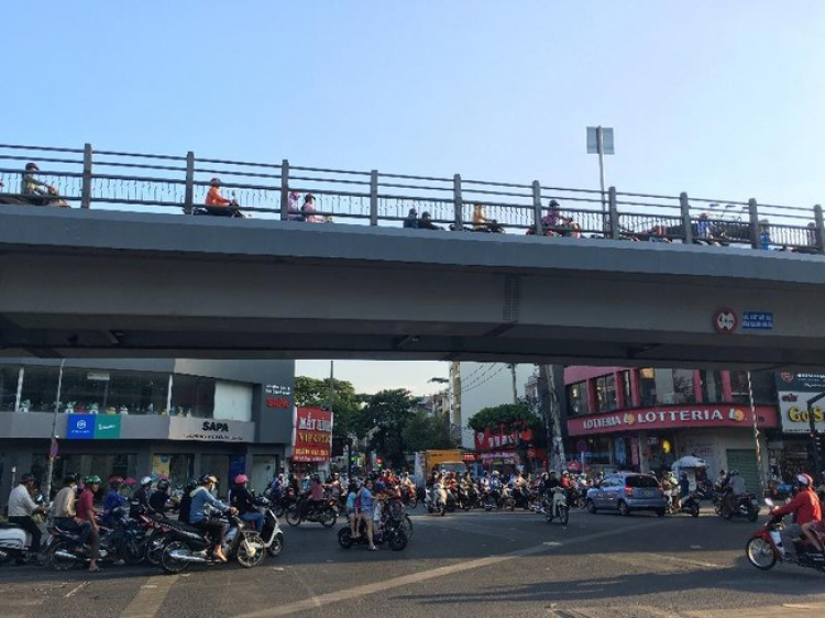 Bộ Công an đề xuất cấm vượt xe ở gầm cầu, đường hầm Bộ Công an đề xuất cấm vượt xe ở gầm cầu, đường hầm