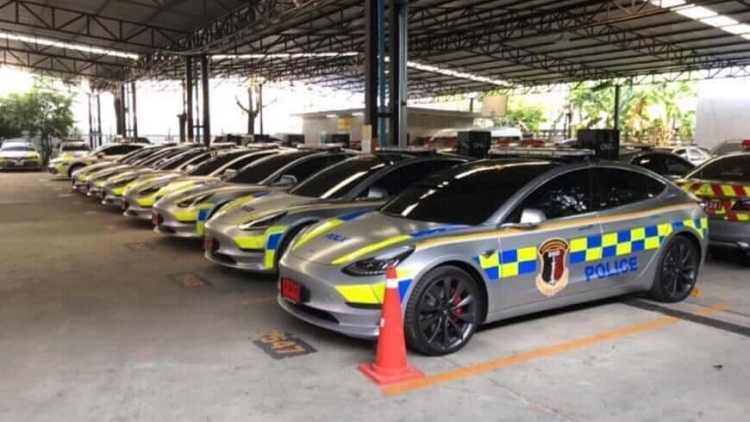 Thái Lan chi gần 3 triệu đô cho dàn xe cảnh sát Tesla Model 3
