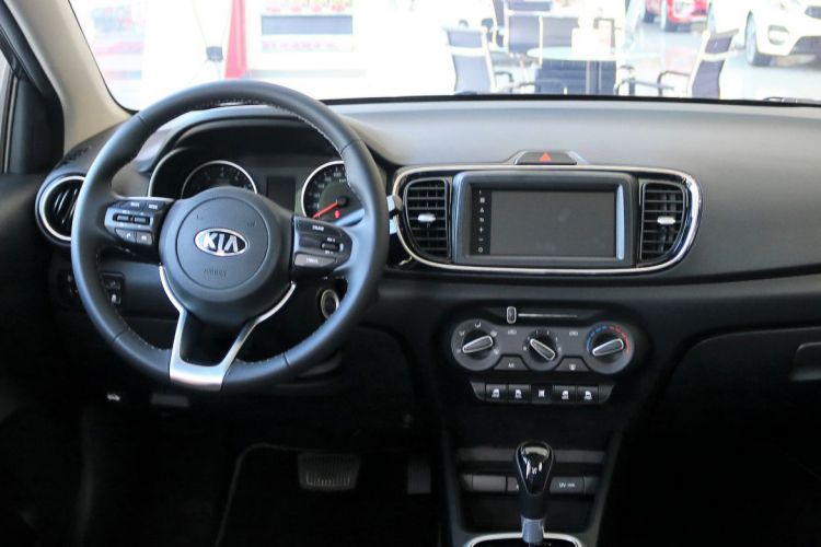 Ảnh thực tế Kia Soluto bản cao cấp AT Luxury tại đại lý, đối thủ mới của Toyota Vios