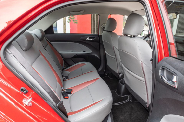 Ảnh thực tế Kia Soluto bản cao cấp AT Luxury tại đại lý, đối thủ mới của Toyota Vios Ảnh thực tế Kia Soluto bản cao cấp AT Luxury tại đại lý, đối thủ mới của Toyota Vios