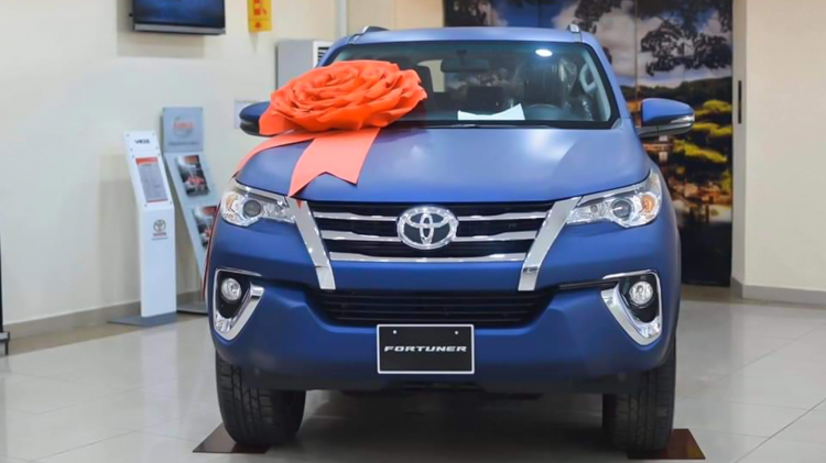 Đại lý chào bán Toyota Fortuner Limited Edition màu sơn xanh độc đáo