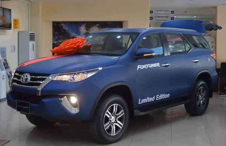 Đại lý chào bán Toyota Fortuner Limited Edition màu sơn xanh độc đáo