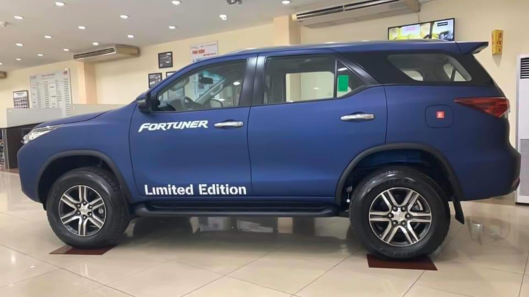 Đại lý chào bán Toyota Fortuner Limited Edition màu sơn xanh độc đáo