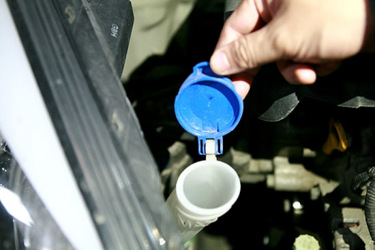 Cách tự pha nước rửa kính xe ô tô đơn giản tại nhà Cách tự pha nước rửa kính xe ô tô đơn giản tại nhà