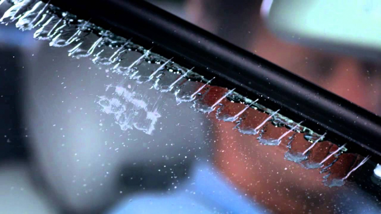 Cách tự pha nước rửa kính xe ô tô đơn giản tại nhà