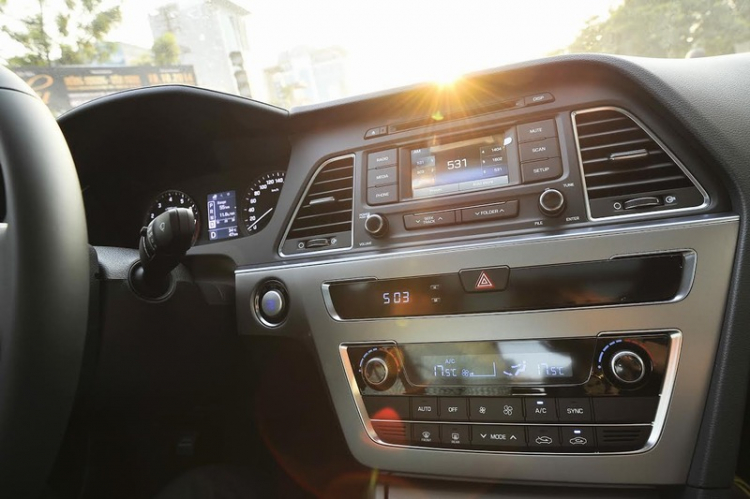 Hyundai Sonata 2015 giảm giá còn dưới 1 tỷ đồng