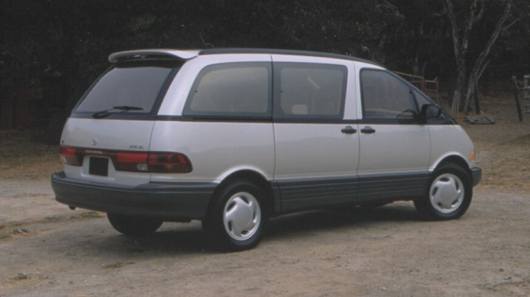 Toyota Previa: chiếc minivan lạ thường nhất của Toyota