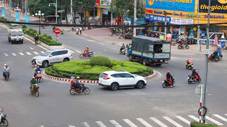 Có phải xi nhan khi vào ra vòng xuyến?