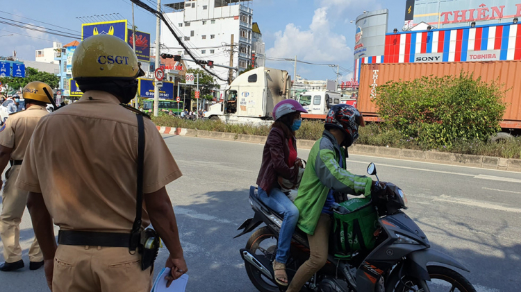 Cầm đồ giấy tờ xe, mang bản photo bị CSGT phạt 1,3 triệu: 'Chắc chết luôn!'