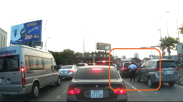 Rời xe trong trường hợp này có đúng luật ?? Rời xe trong trường hợp này có đúng luật ??