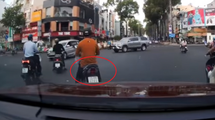 [Thảo Luận] Kinh nghiệm lưu thông qua giao lộ tránh va chạm với xe máy tạt đầu