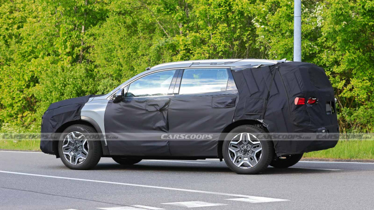 Soi Hyundai Santa Fe 2022 facelift chạy thử ở châu Âu: Đổi ngoại hình, thay động cơ