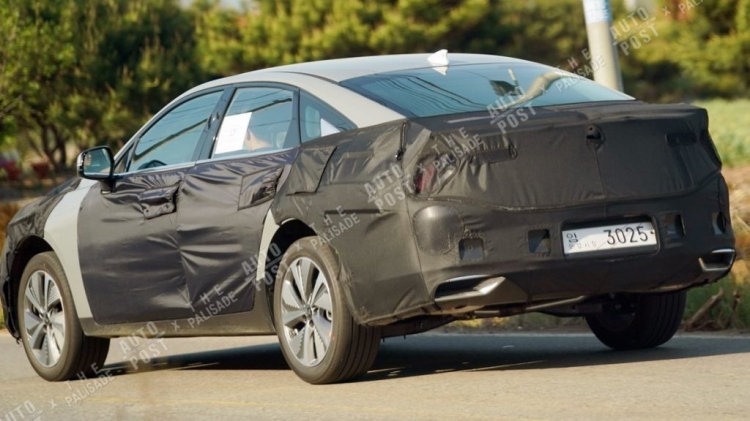 Kia phát triển K7 thế hệ mới trước sức ép từ Hyundai Grandeur