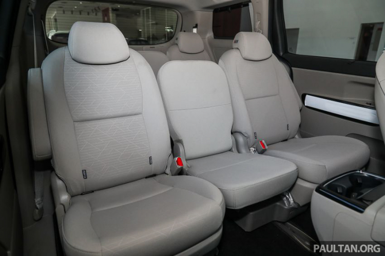 Cận cảnh Kia Sedona 11 chỗ ngồi và sự khác biệt với Sedona bản 7 chỗ của Việt Nam