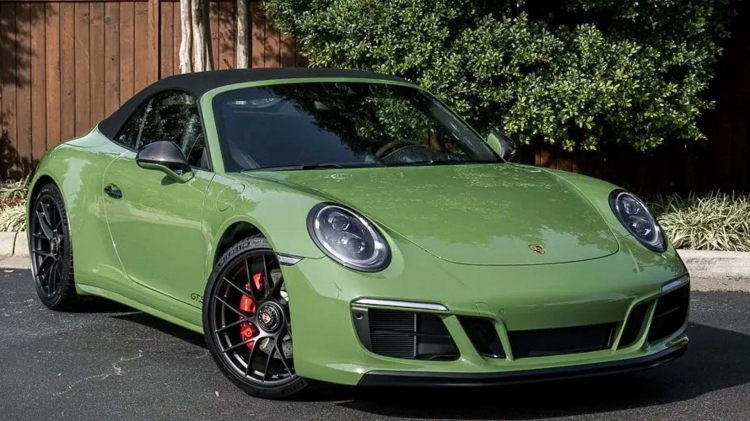 Chiêm ngưỡng Porsche 911 Carrera GTS Cabriolet màu xanh Olive lạ mắt