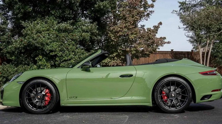 Chiêm ngưỡng Porsche 911 Carrera GTS Cabriolet màu xanh Olive lạ mắt