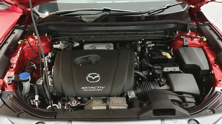 Mazda CX-8 mới đi 5.000 km có nên rửa khoang máy?