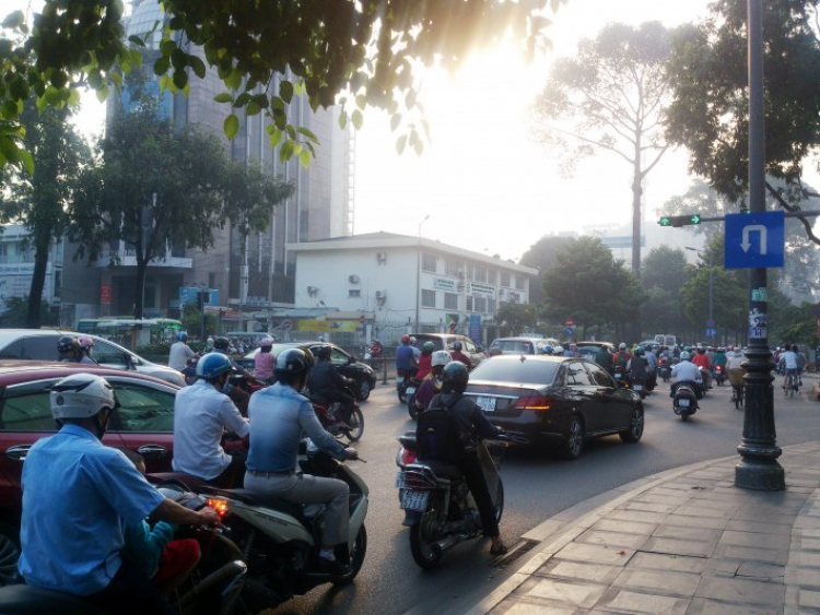 Quay đầu xe ngã từ cán lên vạch người đi bộ Quay đầu xe ngã từ cán lên vạch người đi bộ