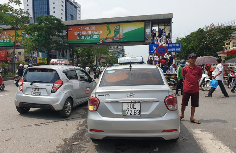 Hà Nội: Tài xế taxi “hô biến” biển số để trốn phạt nguội