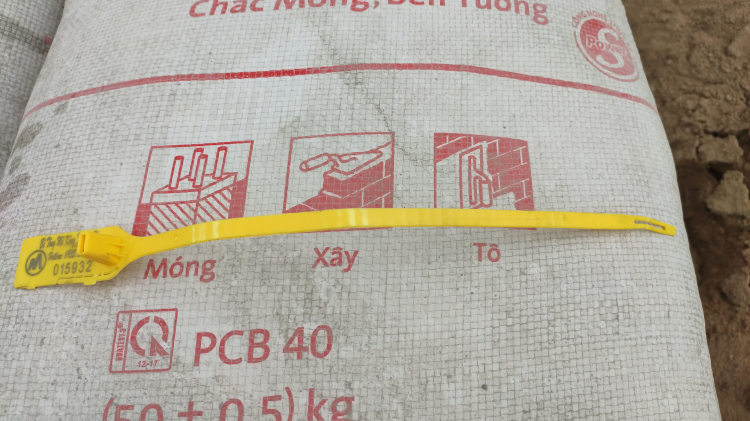 Đang đổ bê tông.. Đang đổ bê tông..