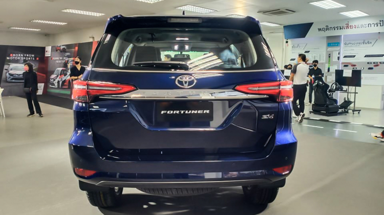 Ảnh thực tế Toyota Fortuner 2021 bản 2.4 tiêu chuẩn: có còn bị chê ít trang bị?