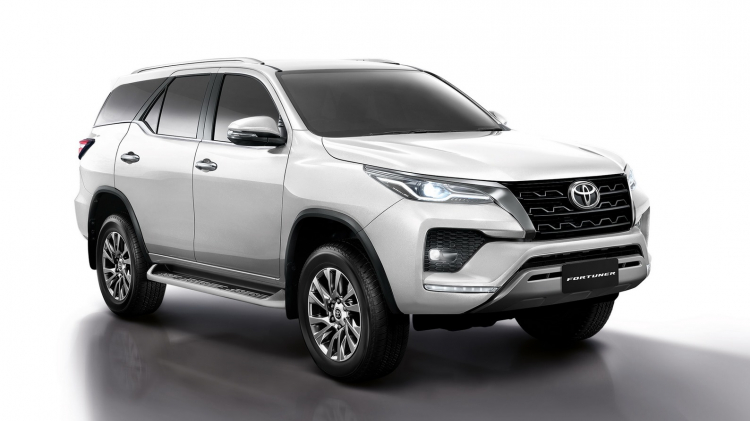 Nhìn lại các thế hệ Toyota Fortuner từ trước đến nay tại Việt Nam