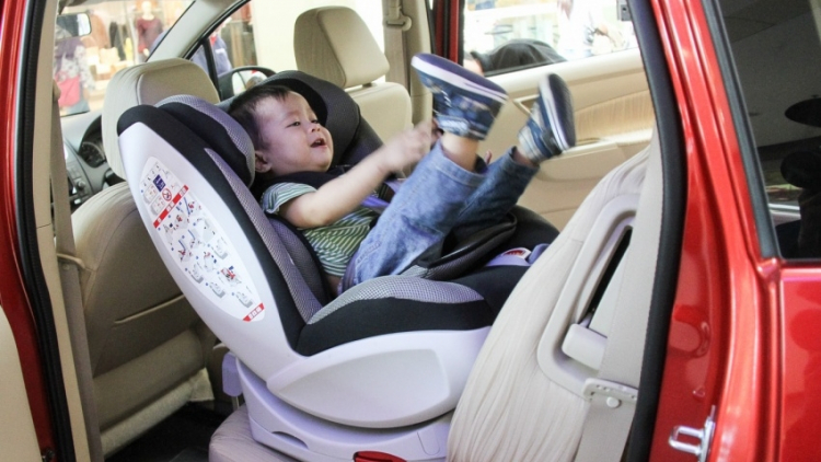 Dự thảo: Trẻ em dưới 13 tuổi đi xe hơi phải có ghế chuyên dụng