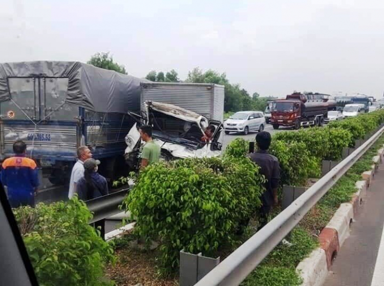 Xe tải tông nhau, 1 tài xế tử nạn trên cao tốc Long Thành