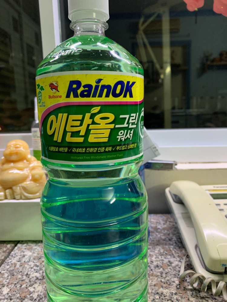 Mùa mưa tìm chai xịt kính chiếu hậu, tạo hiệu ứng như lá khoai môn Mùa mưa tìm chai xịt kính chiếu hậu, tạo hiệu ứng như lá khoai môn