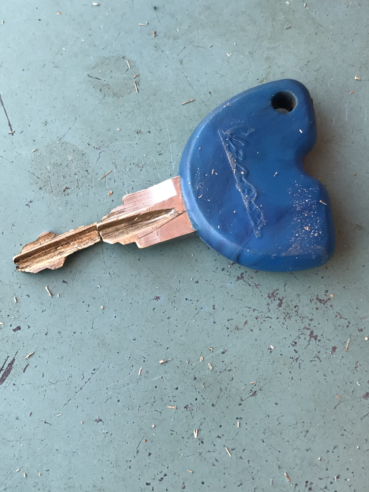 Chìa khoá xe máy bị gãy, phần bị gãy nằm trong ổ khoá, xử lý thế nào?