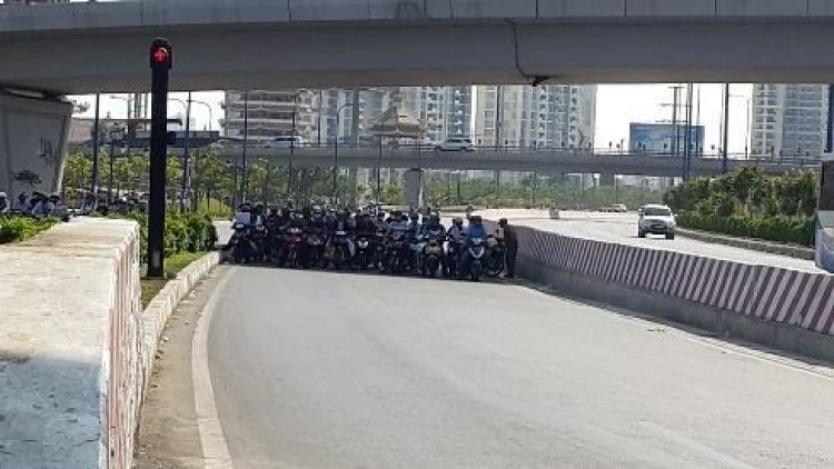 2B trú mưa ở gầm cầu