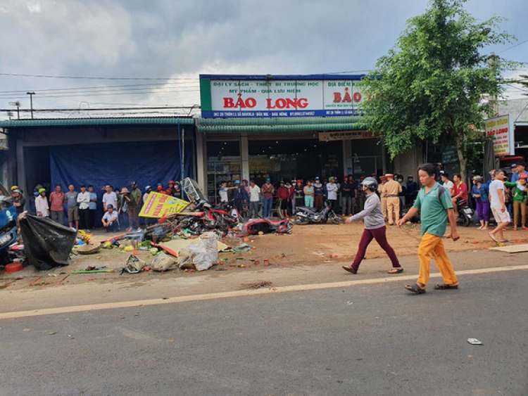 Chợ họp ven đường!