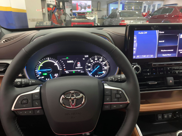 Toyota Highlander Hybrid 2020 đầu tiên về Việt Nam: Giá khoảng 4 tỷ đồng