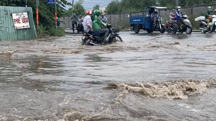 TP.HCM chi 300 tỷ nâng cấp, đường Liên Phường vẫn thành sông sau mưa lớn