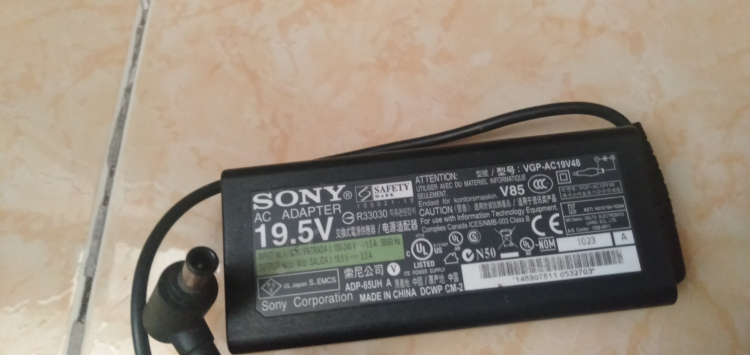 Cần xin cục sạc laptop Sony Vaio đời tống