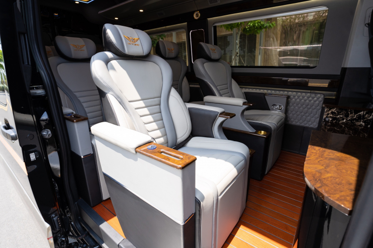 Cùng "Soi" Hyundai Solati Limousine 12 Ghế. Cùng "Soi" Hyundai Solati Limousine 12 Ghế.