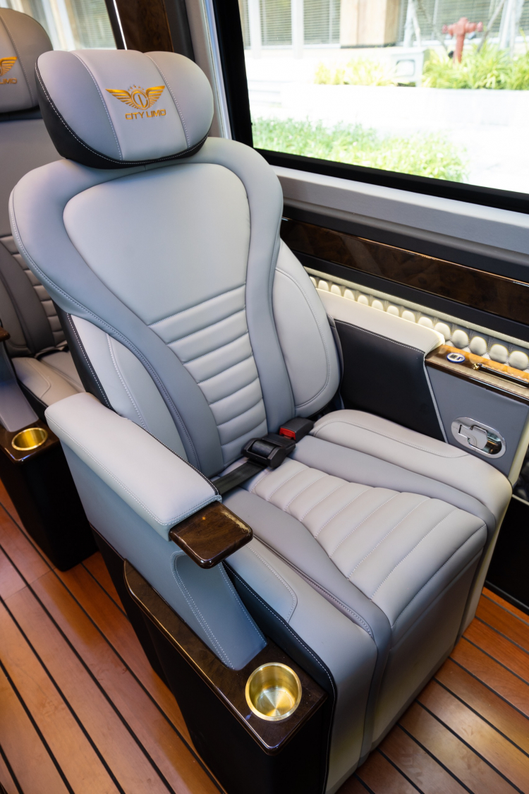 Cùng "Soi" Hyundai Solati Limousine 12 Ghế. Cùng "Soi" Hyundai Solati Limousine 12 Ghế.